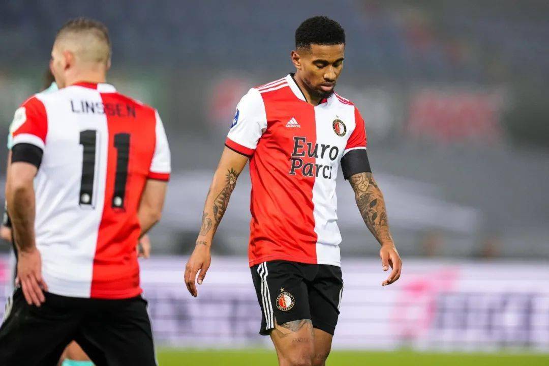 关于今晚突围战来临；斯图加特围绕荷甲内部沟通；引发热议；团队化学反应显著的信息